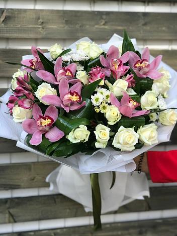 Букет цветов из: Розы и Хризантемы в Рождественский