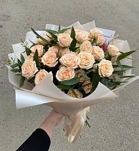 Букет Кремовые розы Латте в Рождественский
