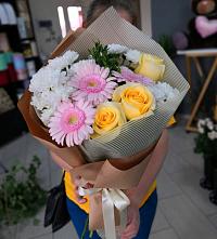 Букет цветов из:  Герберы, Розы и Хризантемы в Рождественский
