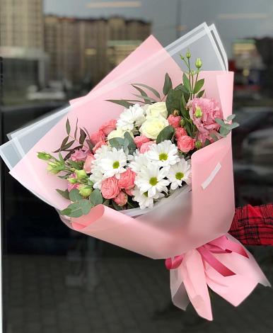 Букет цветов из: Розы, Лизиантусы и Хризантемы в Рождественский